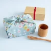 Furoshiki Hare Musubi: Cherry blosom sobre azul/gris (sakura) - Imagen 2