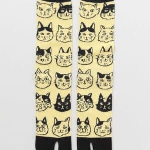 Medias tabi japonesas con caritas de gatos – fondo amarillo con detalles negros – Kawagami