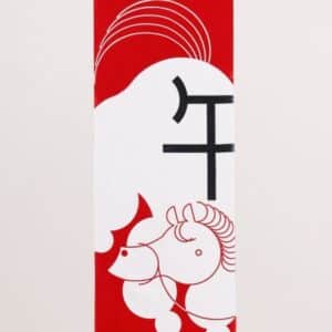 Tenugui japonés rojo con diseño del signo caballo (午) y figura de caballo estilizado
