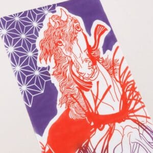 Tenugui japonés con diseño de caballo blanco dinámico y fondo púrpura con patrón asanoha