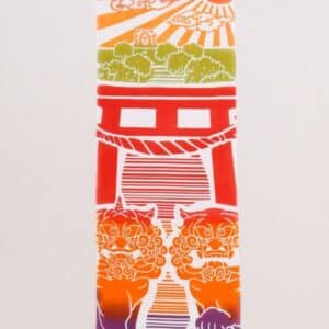 Tenugui japonés con torii rojo, leones guardianes y santuario bajo el sol naciente