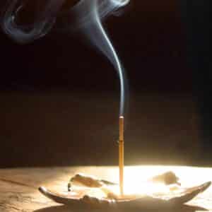 humo de incienso japonés elevándose sobre un portainciensos tradicional