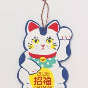 Calendario japonés 2026 con ilustración del gato de la fortuna Manekineko en papel artesanal